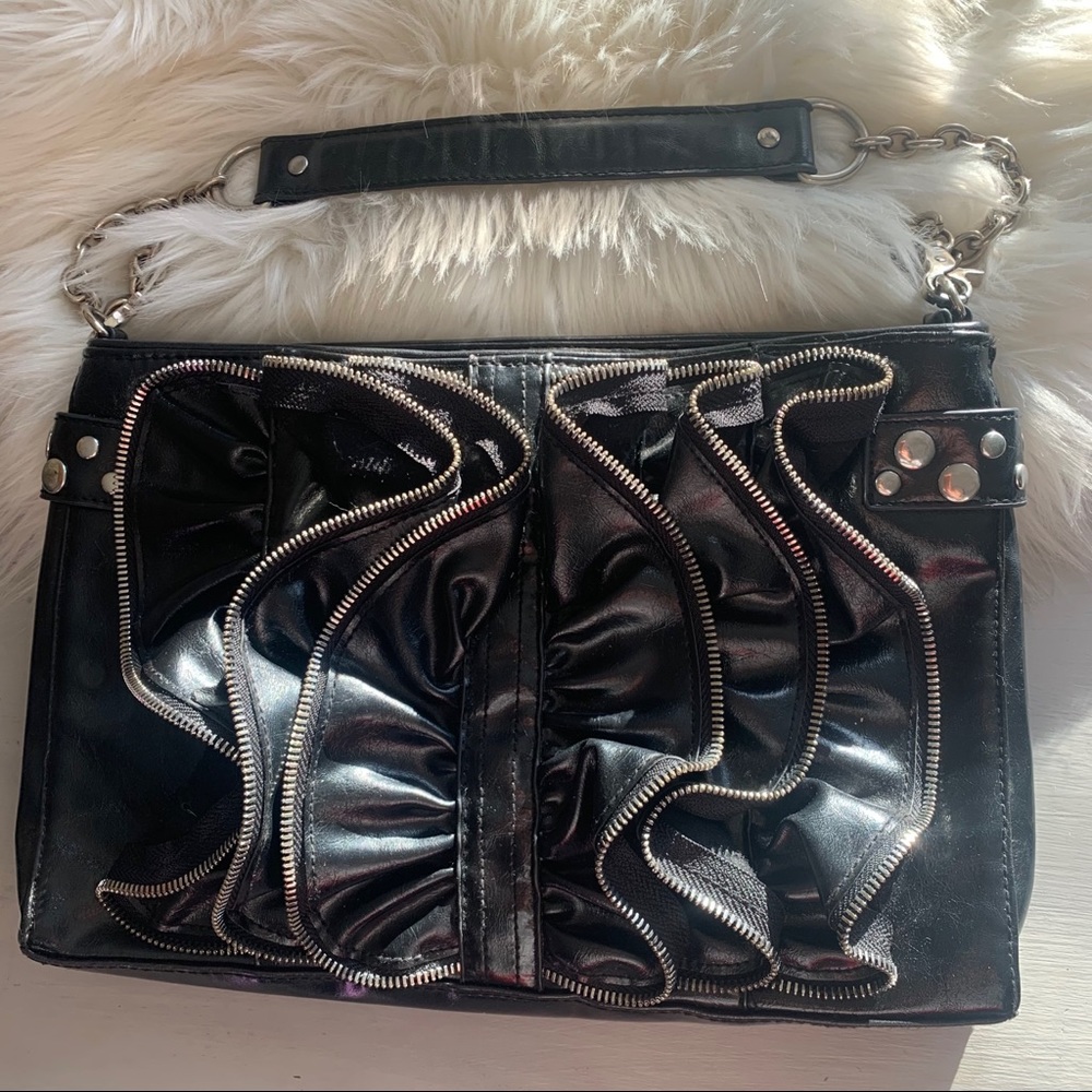 Vtg 80’s style WH/BM zipper chain Bag